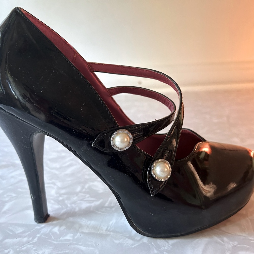 Betty Paige” Vintage Reproduction
Black Patent Leather, stiletto Heel